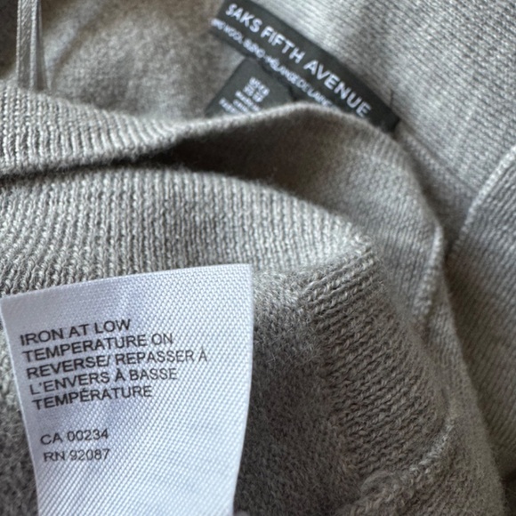 Saks  Fifth Avenue sweater - Picture 10 of 12